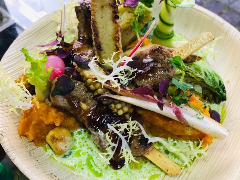 Lammspieß/ Petersilienöl/ Zitronengrassoße/ Geflämmter Romanasalat/ Junger&nbsp;Mais